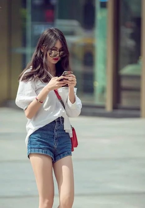 街拍：姑娘就穿了一条衬衫裙一双高跟鞋，这样的打扮好看又显气质