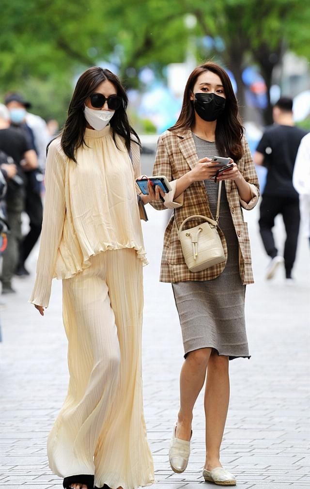  『搭配』街拍：重新逛街的日子，美女搭配更精心