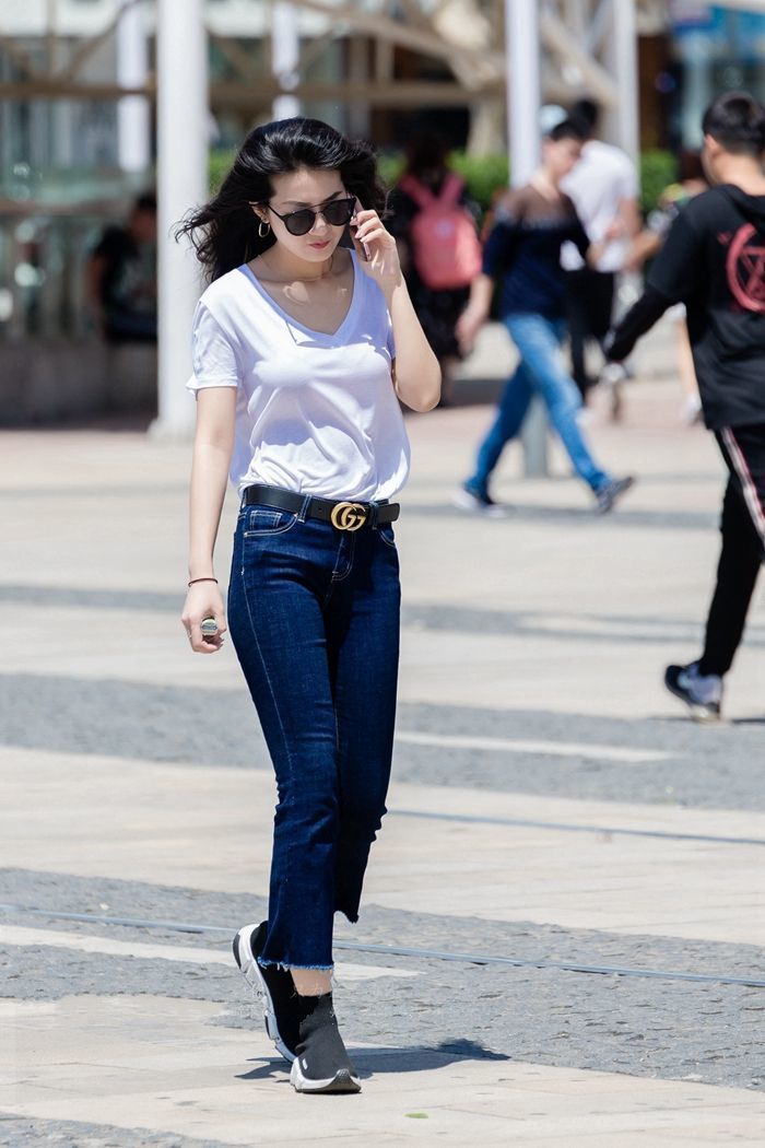 街拍：小姐姐清新靓丽气质出众，衣着品味不凡！