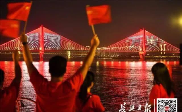 央视直播!武汉用8分钟表白祖国,太太太燃了……