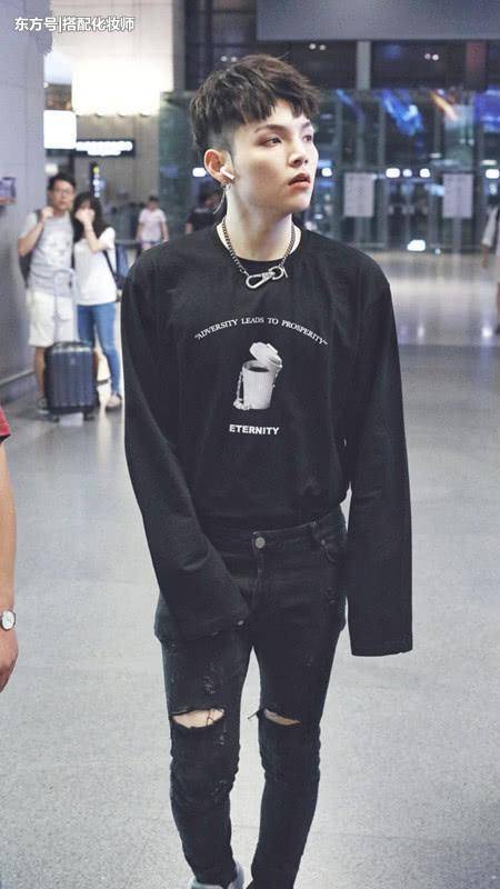 朱星杰出门又是化妆，又是戴耳坠，还把钥匙扣挂脖子上了！