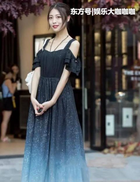 『女人味』街拍:面带微笑的美女,一件拼接的连衣裙,时尚清新女人味