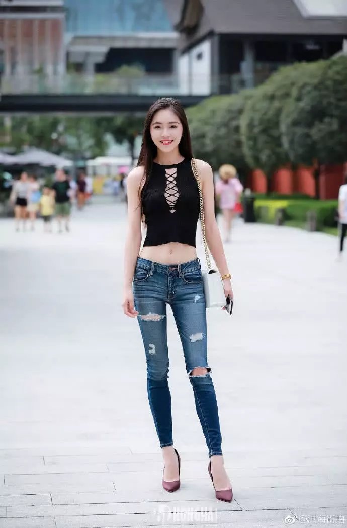 街拍:美女牛仔裤可长可短,性感和气质都出来了