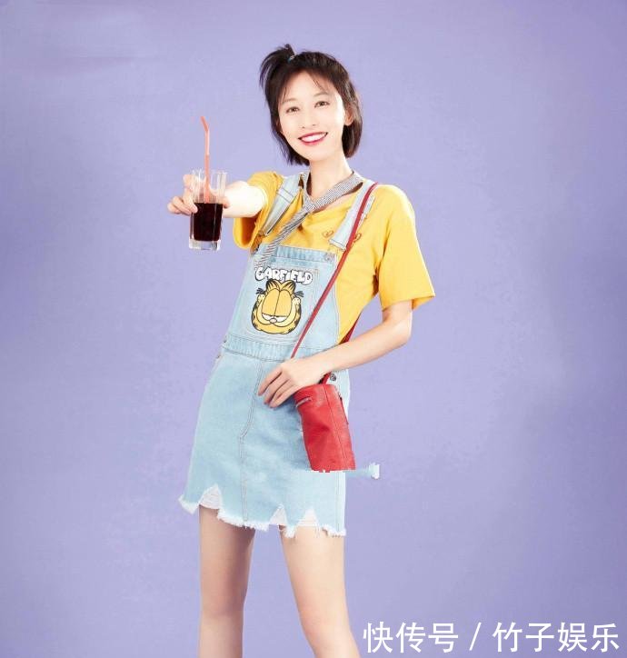 张俪还真厉害! 穿衬衫把丝巾当领带系, 不仅不丑还意外的时髦!