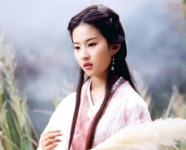 “神仙姐姐”回来了，刘亦菲瘦回颜值巅峰，一袭牛仔裙美出新天际