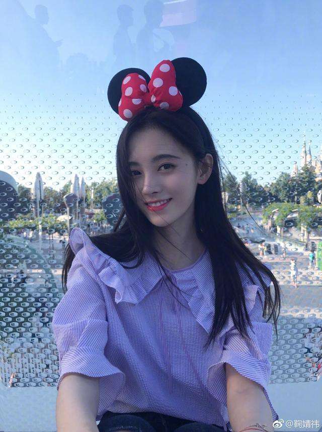 鞠婧祎真厉害! 穿的牛仔短裤好多绳子捆绑 网友: 勒得不疼吗?