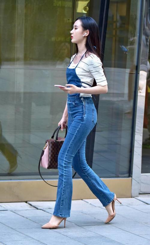 路人街拍:曾以为牛仔裤不适合高跟鞋,被小姐姐一穿,秀出曲线美