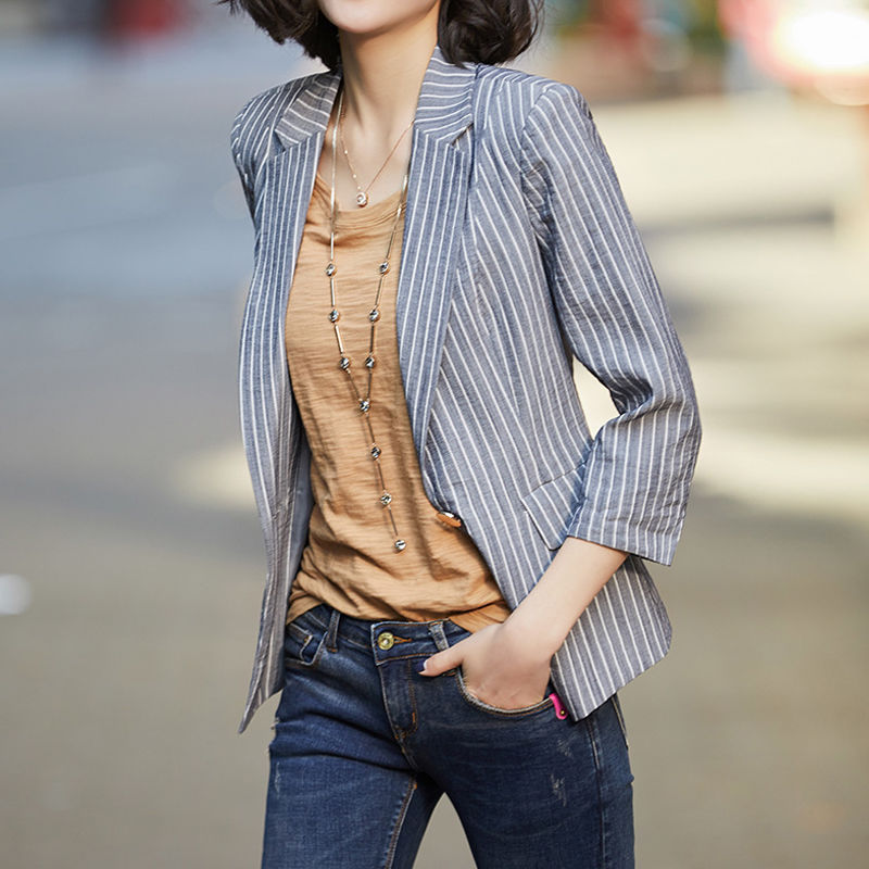 入秋女人少穿裙子，穿这样的小西装很显气质，入秋后穿正合适