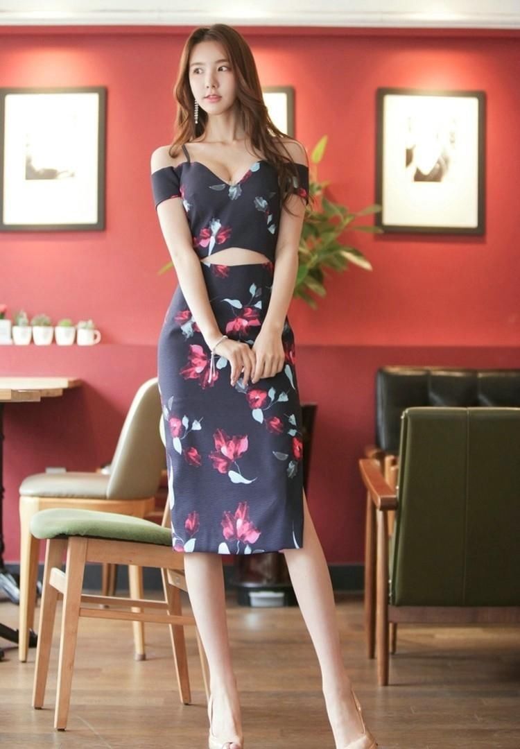 蛇腰美女身材高挑酥胸丰满，美腿修长拍性感高清写真！