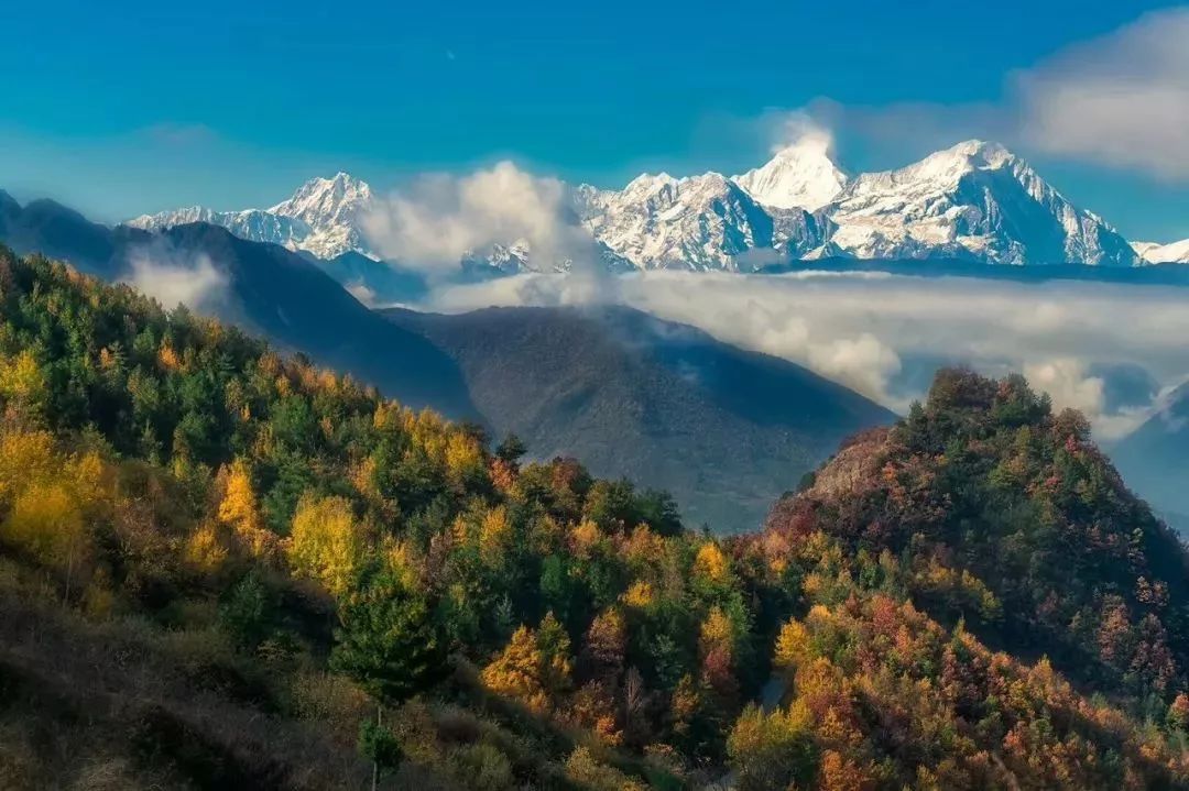 四川这座小城，叫板稻城亚丁，不输江南，藏着亚洲第一云海，高铁