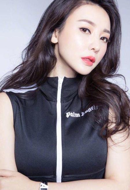 柳岩最新近照，T恤搭破洞裤难掩好身材，藏住事业线却藏不住曲线