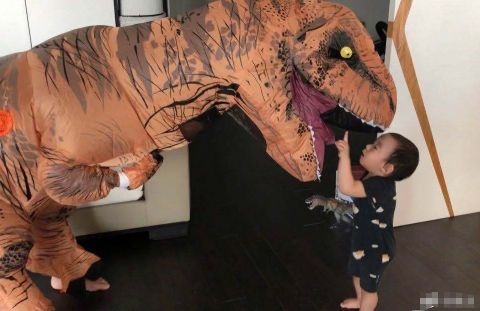  『孩子们』吴京赤脚扮恐龙逗俩儿子开心，棒棒糖缩着脖子吓一跳，老父亲带娃太难了