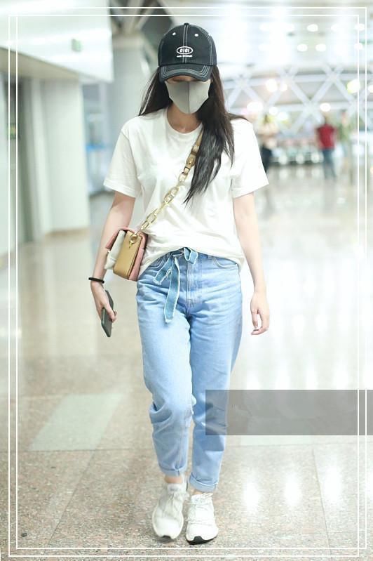 看了张雪迎的机场照，再看看杨紫，网友直呼:这状态差距也太大了