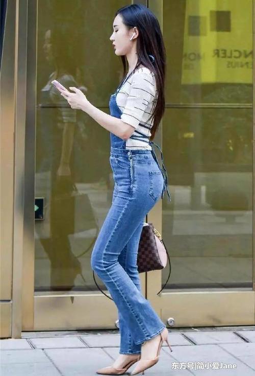 美女街拍：高贵俏丽穿搭清凉，长腿女神迷人！