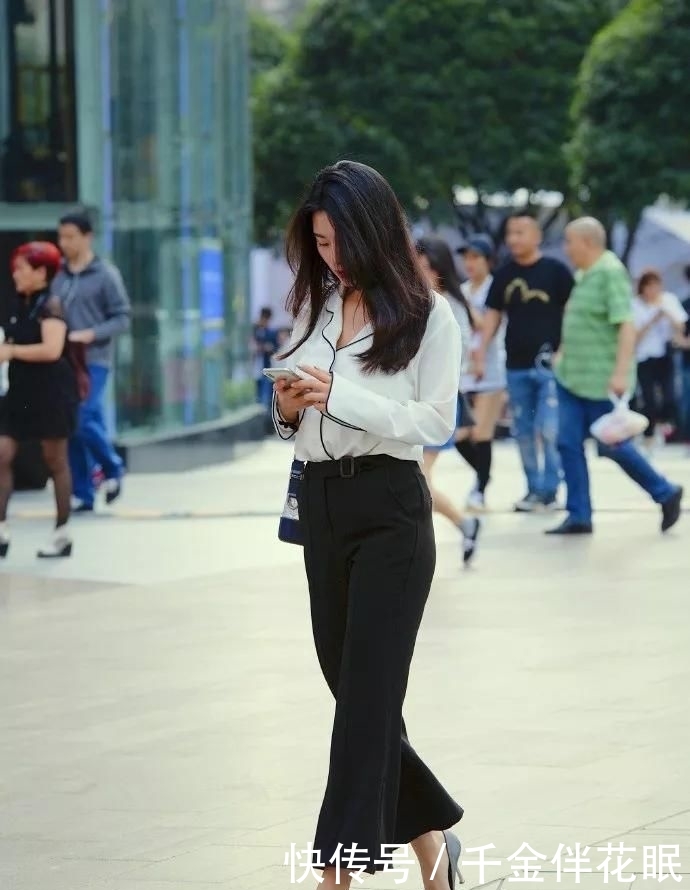  「衬衫」衬衫搭配高跟鞋，展示出一种职场女性的优雅之美