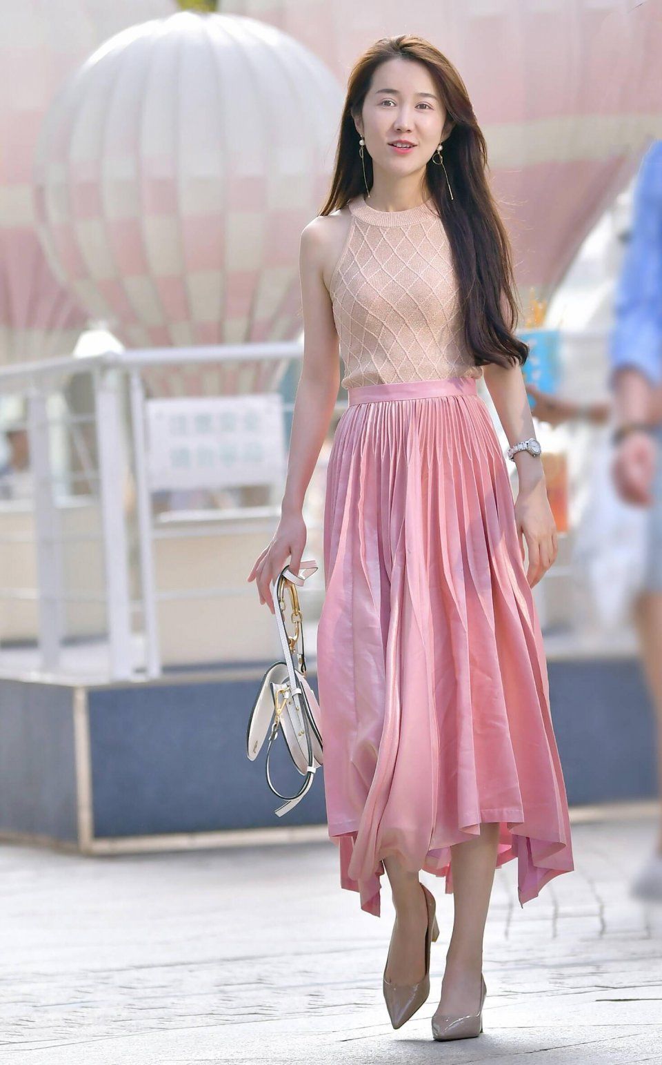 街拍:图1小姐姐身材好，臀线明显，图3白领美女，黑丝吸睛