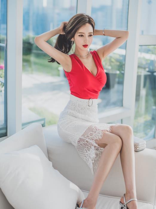 白色|李妍静,一件红色短袖配白色半身裙