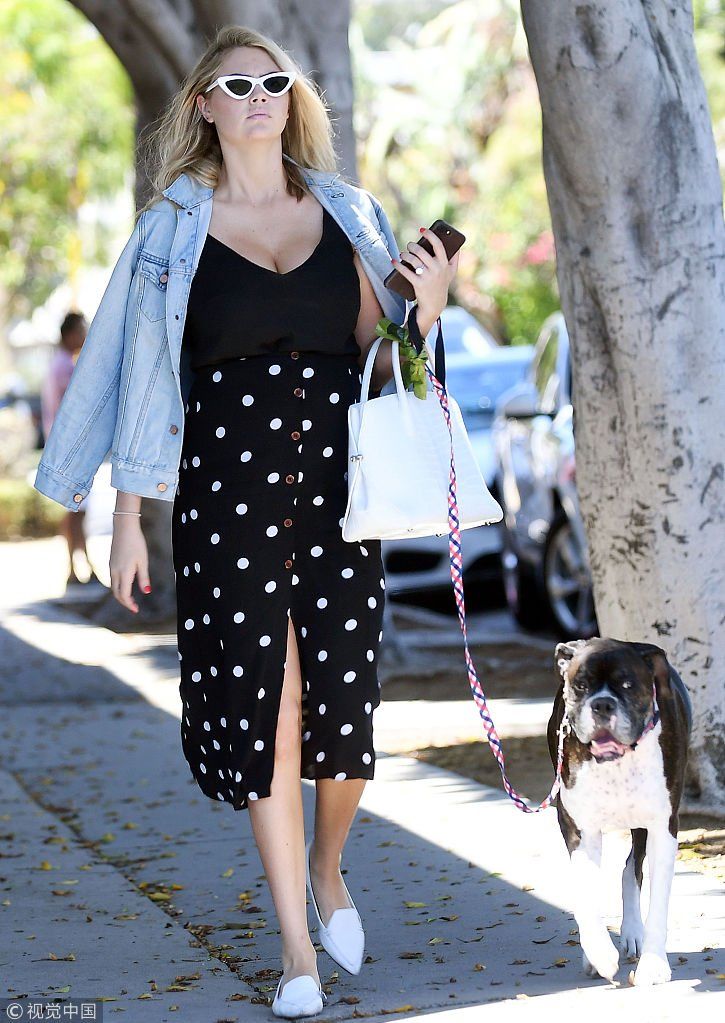 超模凯特阿普顿婚后越发性感秀酥胸长腿  仰头“雄赳赳”遛狗“阔