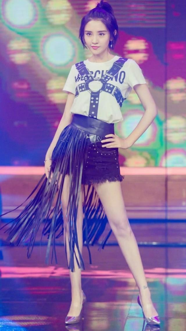 29岁唐艺昕真豪放，上衣短到遮不住重点，一抬手就啥都看见了!