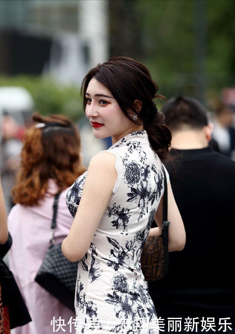  『挂边』蕾丝挂边的旗袍遇见雪白的肌肤，是让人频频回首的美丽景色