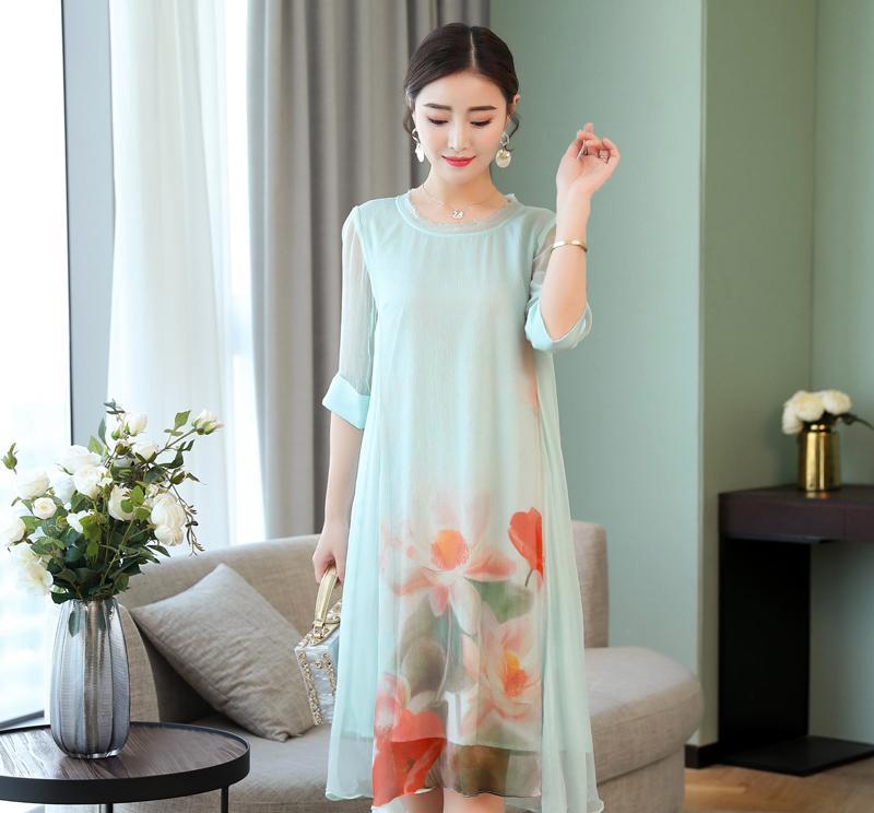 四五十女人别老穿便宜货，三伏天穿时髦蚕丝裙，美的不像中年人