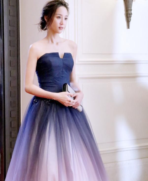 张钧甯这双鞋简直了，“铁板”那么厚的高跟鞋，真的不怕滑脚吗？