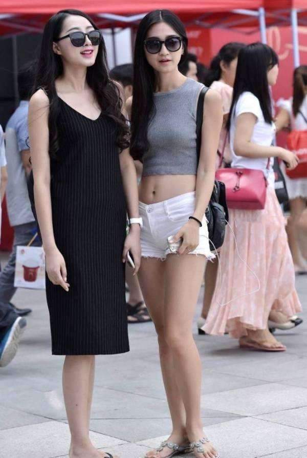 穿着黑色连衣裙的美女，笑起来的感觉给人一种成熟女人的味道！