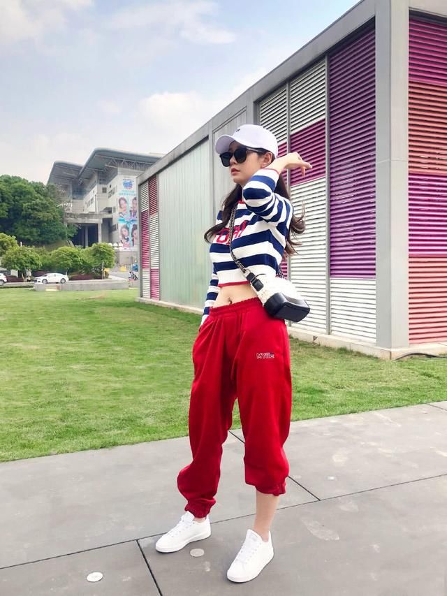 沈梦辰黑色绑带T恤吸睛,身材不好真不敢穿,网友:这个很凉快!