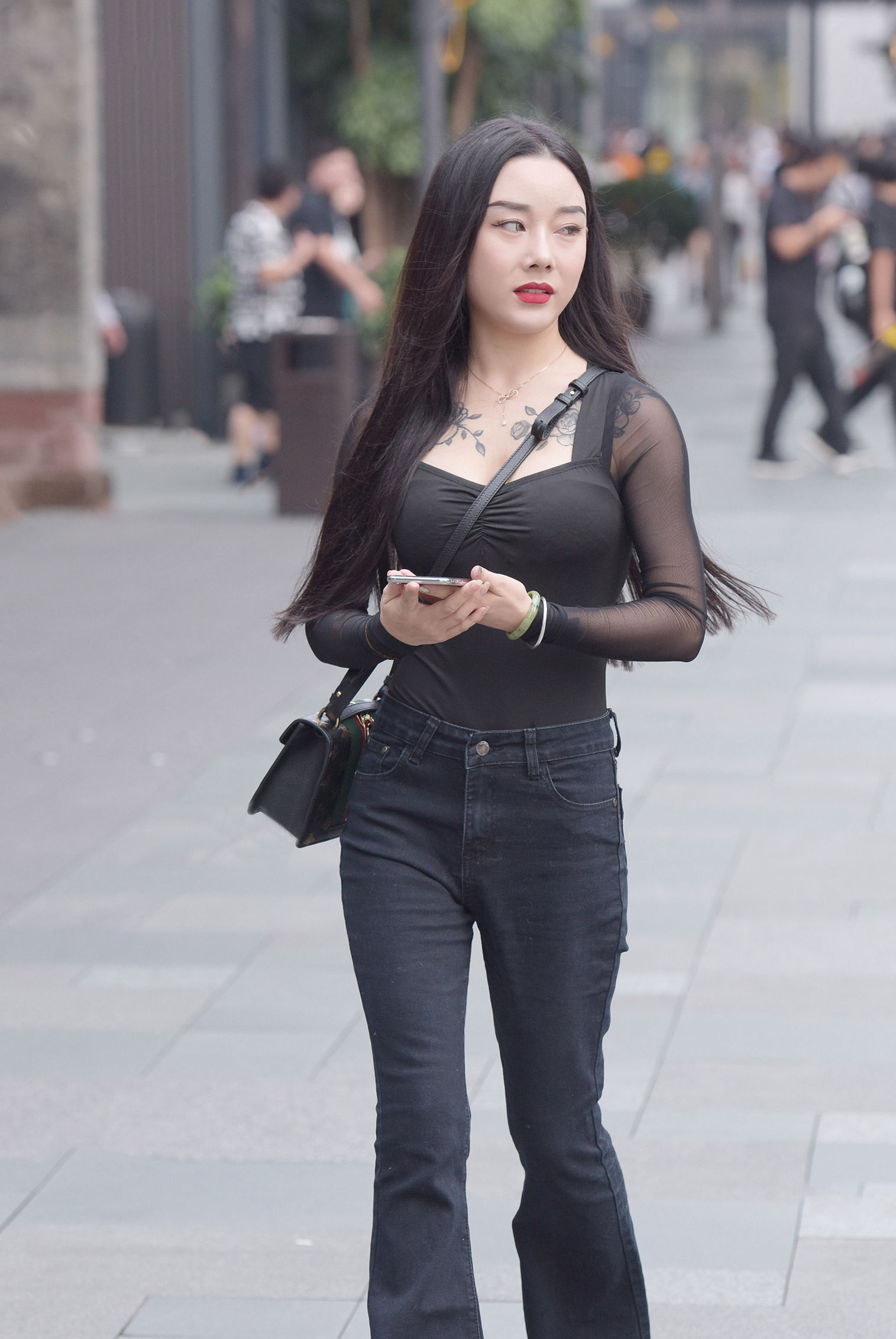 【美女】街拍:美女一身黑色性感穿搭,妆感精致曲线美,轻熟气息挡不住!