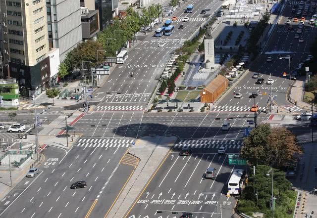 中秋假期韩国首尔成空城，5天连休，大量民众返乡高速堵成停车场