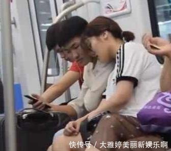 女子地铁太困靠小伙睡着,网友小伙心里乐开花了吧
