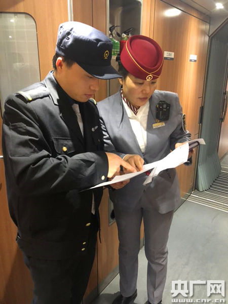 西安至威海首开高铁 西安客运段动车一队以“礼”“服”人