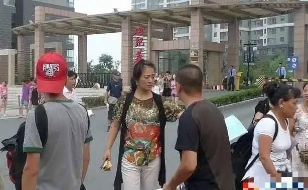  家里@她是刁蛮家婆大户，三嫁老外都离异，56岁家里啃大饼自称为可伶
