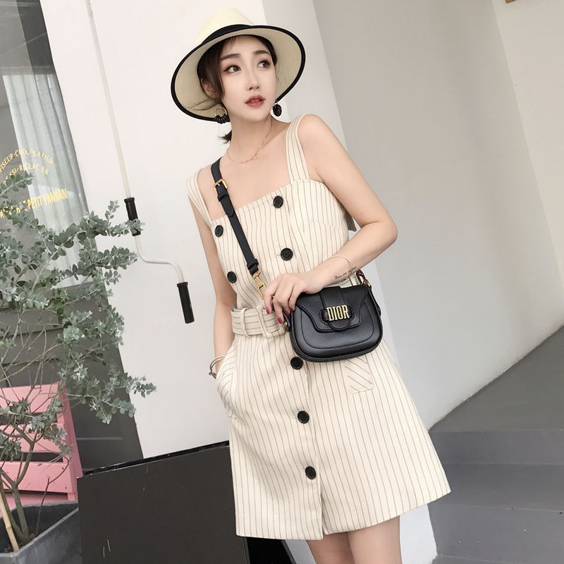 小个子就爱穿连衣裙，透着清凉感的吊带裙，模样更清新