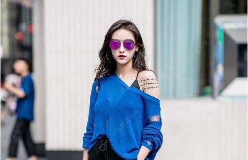  特别适合：头发多女生，从肩部往下烫卷的发型，时尚好打理