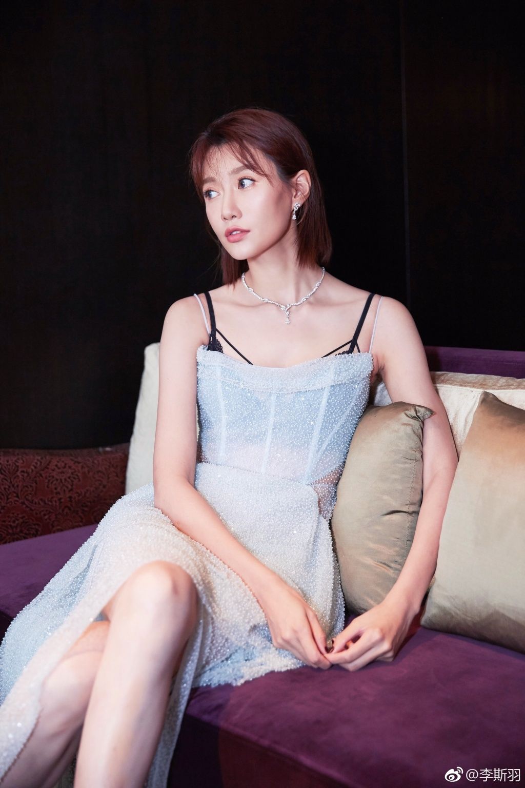 时尚美女主持李斯羽参加某活动,透视装加黑色高跟鞋秀出白皙美腿