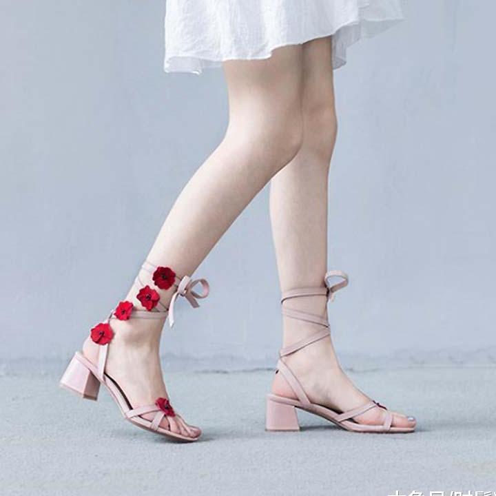 水嫩玉足美开花, 一双清新的花朵凉鞋, 绽放甜美的女人味