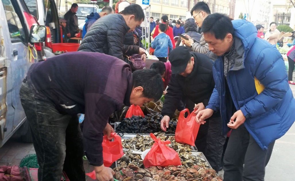 梭子蟹、皮皮虾引领菜市场海鲜新潮 新鲜海鲜替代冰冻成主流