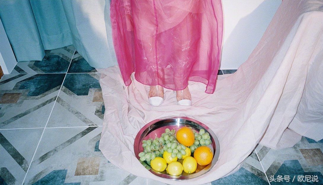 林允儿时尚照7张有3张是腿，网友:真羡慕凭腿就能出镜的人!