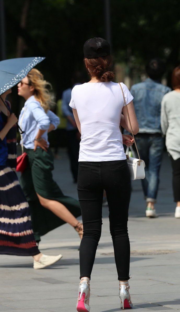 环城公园街拍:破洞牛仔裤美女，展现出成熟稳重的气质