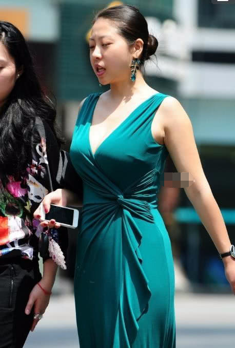 成熟气质小姐姐深V长裙性感出街，丝绸长裙穿出女性古典风姿