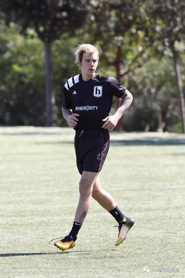 就用今夏最夯的潮流单品-足球衣，打造别出心裁的街头运动时尚