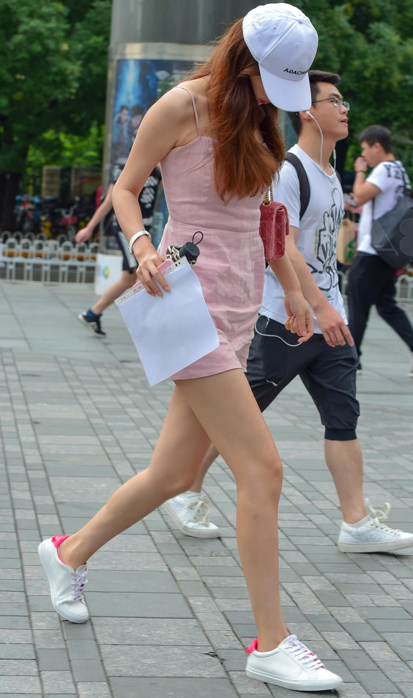 气质小姐姐吊带连衣裙秀出曼妙的身姿，好身材走起路来都非常的迷