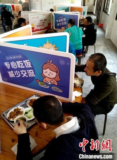 设置:福建三明:单位食堂餐桌设置隔离板 防交叉感染提注意事项