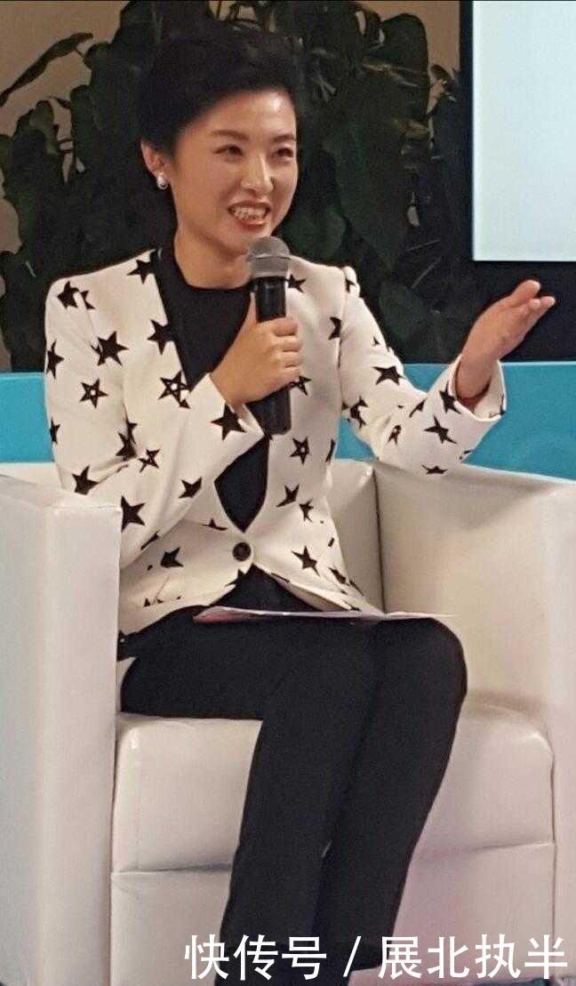  『不失』周涛真的太适合穿西装，白色星星图案西装干练知性，又不失俏皮感