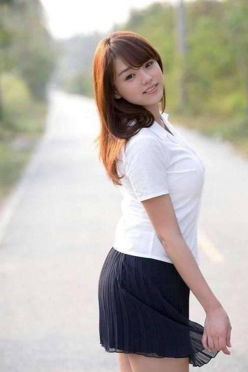 街拍：夏天小姐姐个个秀美腿，肉丝袜VS光腿哪种美?