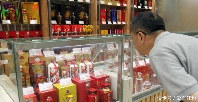 为何国外茅台引来中国游客疯抢，导游几语道破真相！