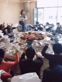 『礼物』搞笑GIF:自从我给老婆买了礼物,我就只能睡沙发了!