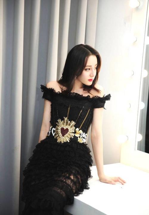 迪丽热巴腿长就是任性,穿件抹胸裙,还故意在大腿位置透出一大截