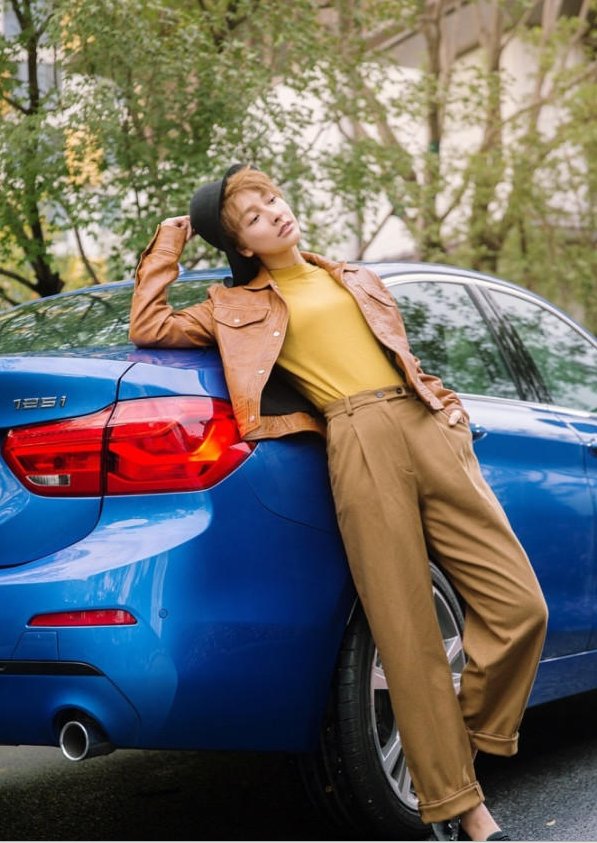 吴昕一身黄衣，上演复古路线，是个酷帅的小姐姐没错啦